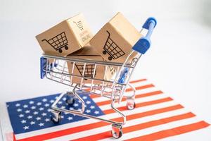 låda med kundvagnslogotyp och usa amerika flagga, importera export shopping online eller e-handel finans leverans service butik produkt frakt, handel, leverantör koncept. foto