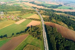 antenn se av motorväg med rör på sig bilar. väg trafik foto