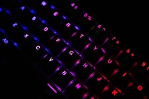 gaming rgb tangentbord på mörk bakgrund foto
