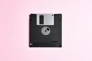 diskett disk på rosa bakgrund foto