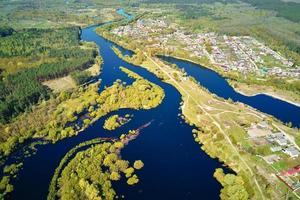 flod floodplainen landskap och grön skog, antenn se foto