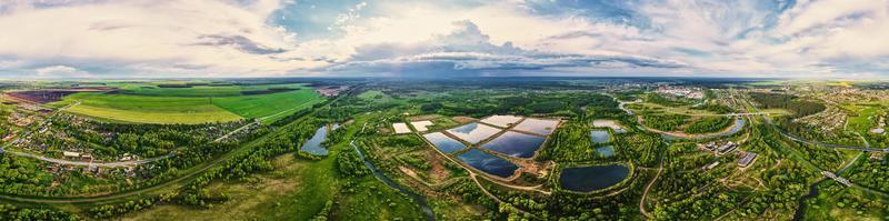 sfärisk panorama av natur landskap. liten planet panorama foto