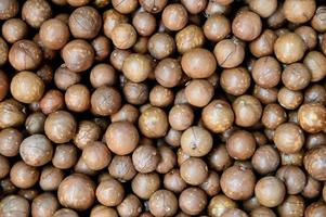macadamia nötter textur bakgrund, färsk naturlig skalade rå macadamia nötter i en full ram, stänga upp lugg av rostad macadamia nöt foto