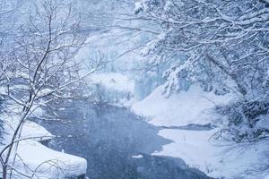 tung snö på de flod i heike Nej sato by i tochigi prefektur, nikko stad, japan foto