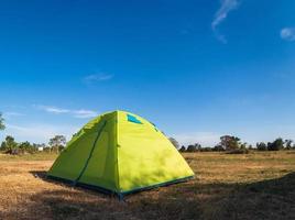 resande grön tält camping utomhus- resa. se från de tält inuti på de blå himmel Sol i de sommar landskap. under de kväll av de dag lämplig för sovande och vilar de kropp foto