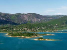 se över de sjö ramsko i bosnien och hercegovina. resa destination. lantlig turism. foto