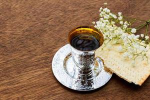 fortfarande liv med vin och matzoh jewish påsk bröd foto