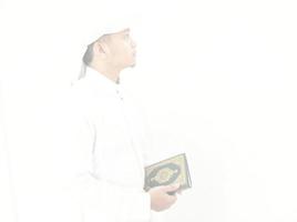 Indonesien. 31 januari 2023. Foto av man läsning en quran redo för ramadan.