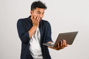 porträtt av en Lycklig asiatisk affärsman arbetssätt på bärbar dator dator isolerat över vit bakgrund foto