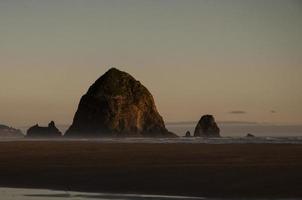 stenar på stranden vid solnedgången foto