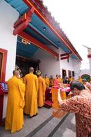 bandung, Indonesien, 2020 - de församling bön- tillsammans på de buddist altare med de munkar foto