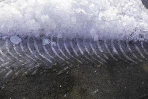 däckspår i snön foto