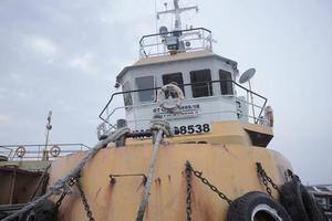 bogserbåt parkerad på kommersiell hamn, batang distrikt, central java, Indonesien. foto