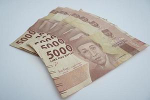batam, Indonesien, oktober, 2022, indonesiska rupiah pengar på vit bakgrund foto