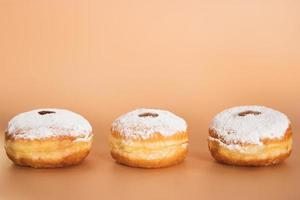 Lycklig hanukkah. traditionell jewish efterrätt sufganiyot. fira judendom Semester. munkar med sylt och socker pulver. foto