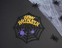 vit Spindel webb med svart spindlar, svart bakgrund foto