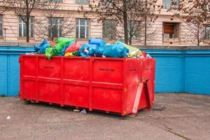 Slovakien, bratislava - 01.08.2023 behållare med sopor på de stad gata. ekologi begrepp. foto