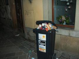 Slovakien, bratislava - 01.08.2023 behållare med sopor på de stad gata. ekologi begrepp. foto