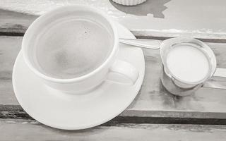 kopp kaffe på gamla träbordsrestaurang vid kusten. foto