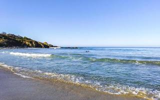 ytterst enorm stor surfare vågor på strand puerto escondido Mexiko. foto