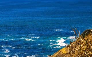 skön stenar klippor se vågor på strand puerto escondido Mexiko. foto