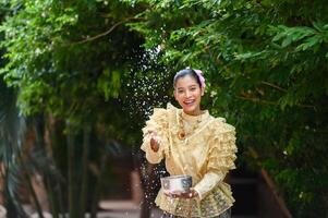 porträtt skön kvinna i songkran festival med thai traditionell kostym foto