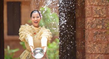 porträtt skön kvinna i songkran festival med thai traditionell kostym foto