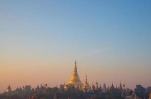 shwedagon pagod under de soluppgång i yangon township av myanmar. foto