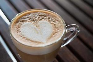 närbild av cappuccino kopp med hjärtformade mjölk mönster