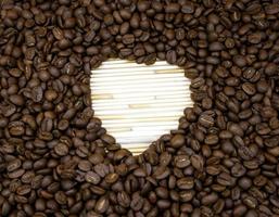 hjärta gjord av kaffebönor foto