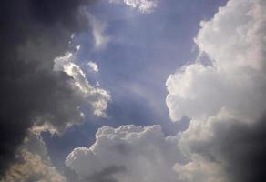 dramatiska moln i himlen foto