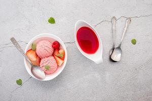 jordgubbsglassmak i vit skål foto