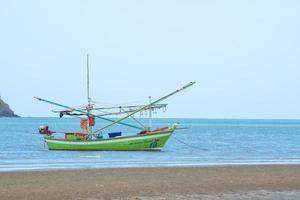 liten fiskebåt i Thailand foto