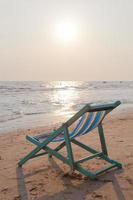 solstol på stranden foto