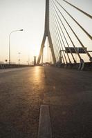 väg på Rama VIII-bron i Bangkok foto