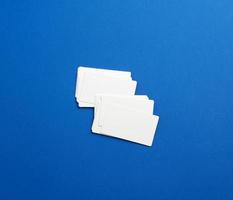 stack av rektangulär vit tom företag kort på en blå bakgrund foto