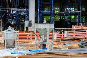 betong hink mixer behållare cement konstruktion i byggnad webbplats arbetsplats foto
