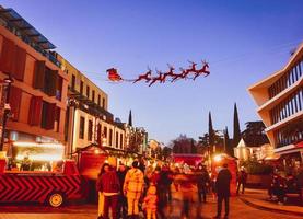 tbilisi, georgien, 2021 - gata se folkmassor av människor med barn på xmas marknadsföra på jul dag. fester och stad högtider anda foto