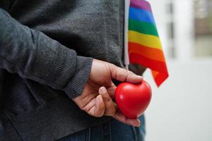 asiatisk kvinna med regnbågsflagga, hbt-symbolrättigheter och jämställdhet, hbt-pride-månad i juni. foto