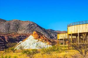 remsa brytning och övergiven strukturer i bisbee, arizona foto