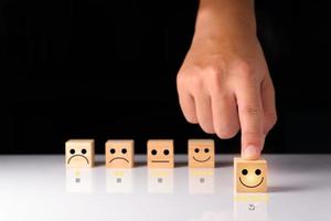 kund service och tillfredsställelse respons begrepp ,företag människor visa respons med leende ansikte trä kub Lycklig smiley ansikte ikon tillfredsställelse i service. trä kuber betyg. trä kuber idéer. foto