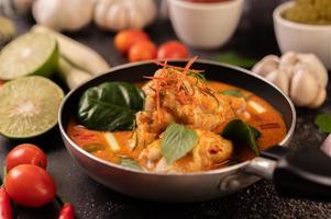 curry med kyckling, chili och basilika och tomat foto
