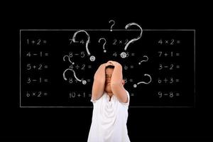 ung pojke ifrågasätter matematikproblem på svarta tavlan