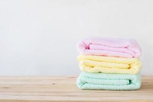 tre handdukar på en träyta foto
