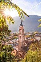 se över stadsbild med katedral helgon nikolaus av merano söder tyrolen Italien sett från känd vandring spår tappeinerweg foto