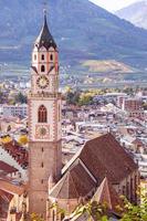 se över stadsbild med katedral helgon nikolaus av merano söder tyrolen Italien sett från känd vandring spår tappeinerweg foto