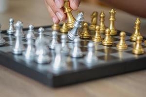 de företag är affärsman är händer flytta schack på de spel planen till vinna de företag i de marknadsföra. begrepp av ledarskap foto