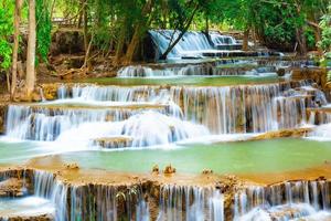 Fantastisk färgrik vattenfall i nationell parkera skog under vår, vackert djup skog i thailand, teknik lång exponering, under semester och koppla av tid. foto