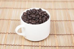 kaffebönor i en vit kopp foto