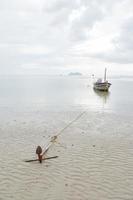 ankare som vilar på stranden i Thailand
